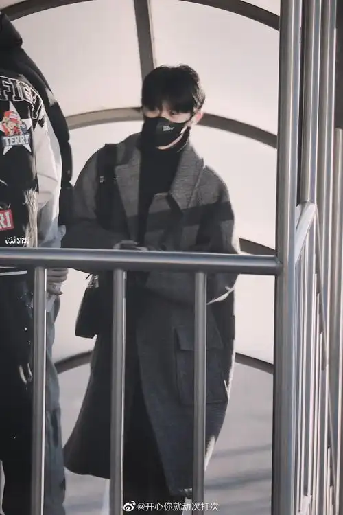 穿风衣的马嘉祺真的别把我给帅死.有韩剧男主内味了!__财经头条