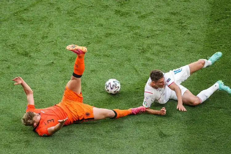 德里赫特鲁莽手球犯规.