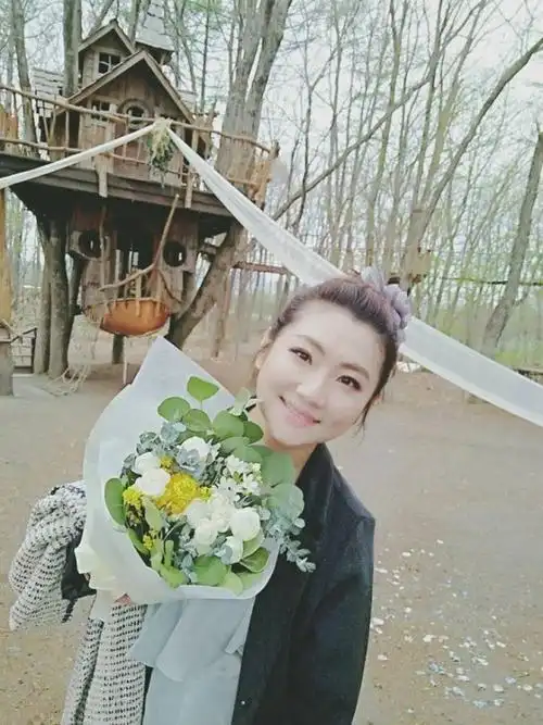 林宥嘉大婚办派对 丁文琪穿自制头饰两人在树屋前见证爱情