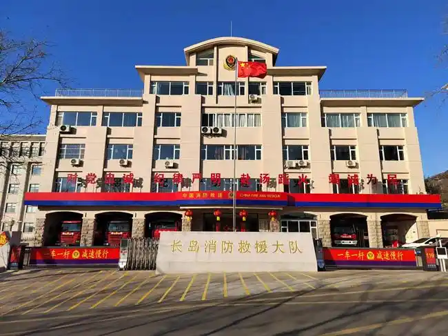 为了节约施工费用,全体消防员利用休息时间,自己挖土方,清场地,运沙石