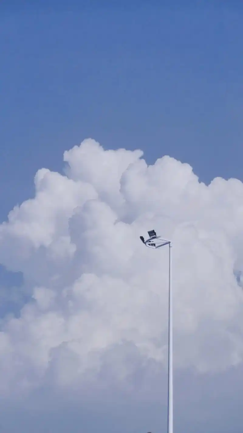 世间的温柔皆如干净的云朵和可爱至极的你