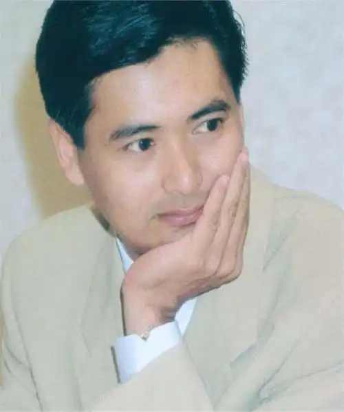 同样演"大佬"出身,如今将周润发和万梓良一对比,差距一目了然