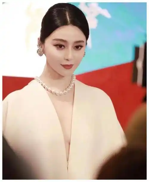 53岁李英爱同框42岁范冰冰终于见识了气质美与媚态美差距有多大