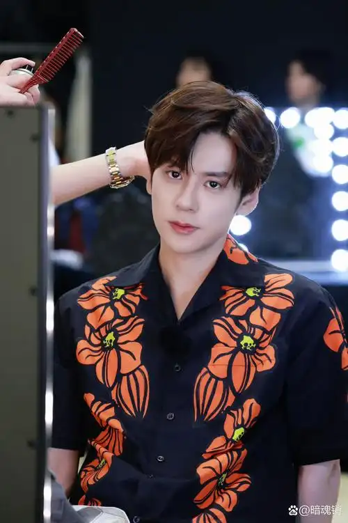 黑色花朵衬衫半袖,好苏啊,尽显高贵气质.#魏哲鸣