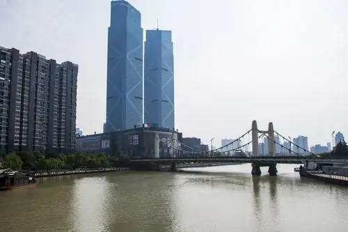 位于湖州中心城区主干道上的飞凤大桥建于2006年10月,南端在东吴国际