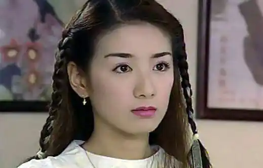 但童年的黄奕生活却不是那么幸福,小时候的她从没享受过父母给与的爱