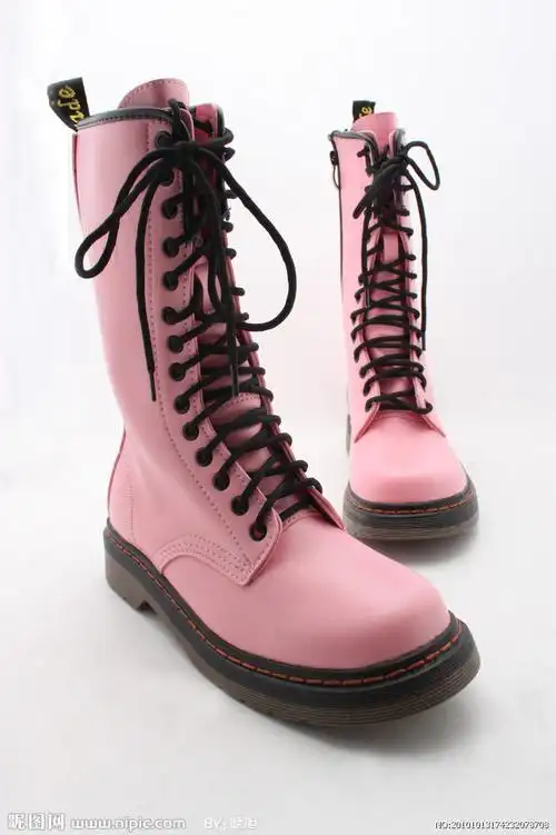 不知道你喜欢什么风格的……     穿靴子要搭配你的整体效果来看哈