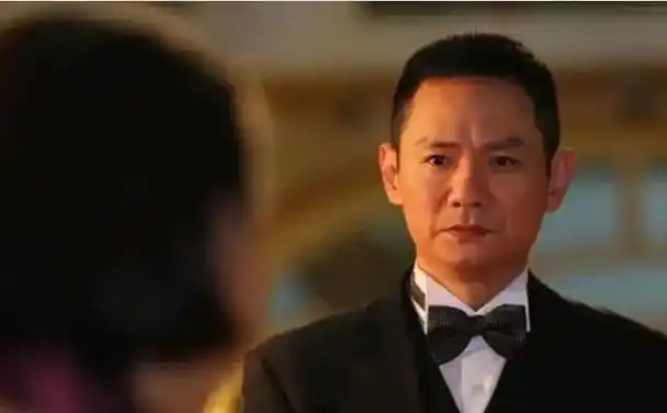 2014年的时候突然爆出来一篇暗指姚晨出轨果靖霖的文章,一开始果靖霖