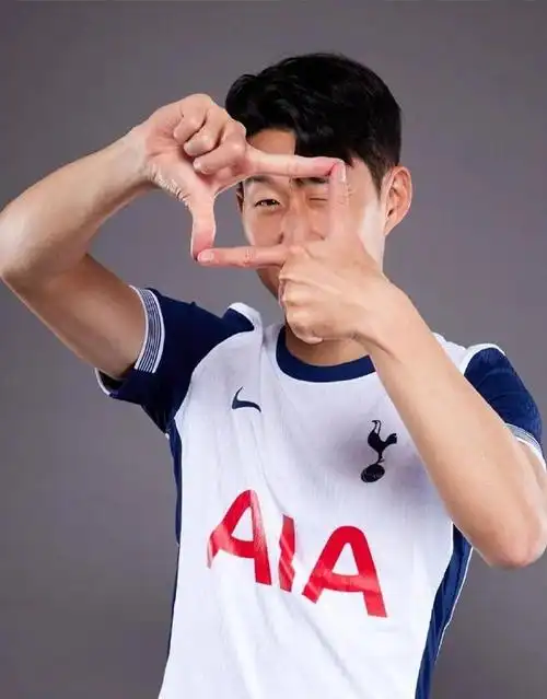 直播吧6月4日讯 热刺刚刚正式发布了2024-25赛季主场球衣,新球衣依然