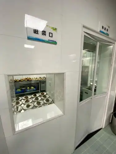 做好的菜,从进菜口进入,再从出菜口送处.