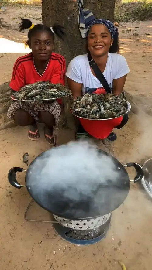 非洲人做饭太厉害了,简直和打仗一样
