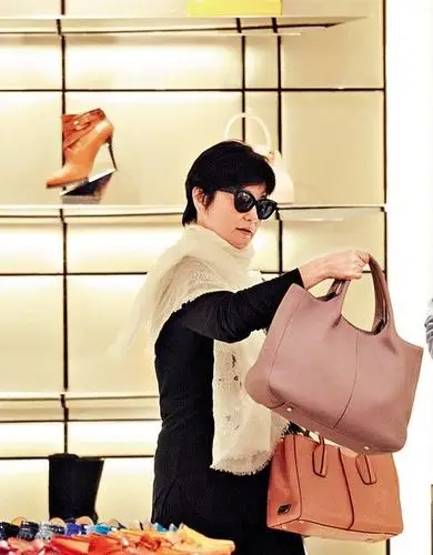 59岁林青霞时髦街拍照