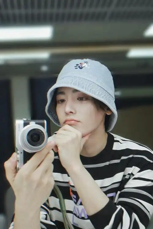 侯明昊清爽自拍真的很喜欢侯明昊的这组照片啊拿着相机的自拍好可爱