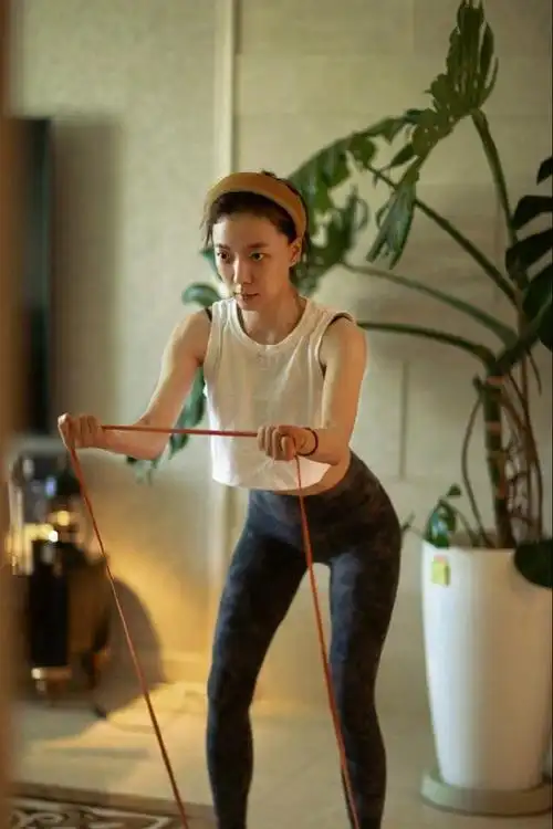 王珞丹展现了她的英俊风采,晒出了一张健身照片!