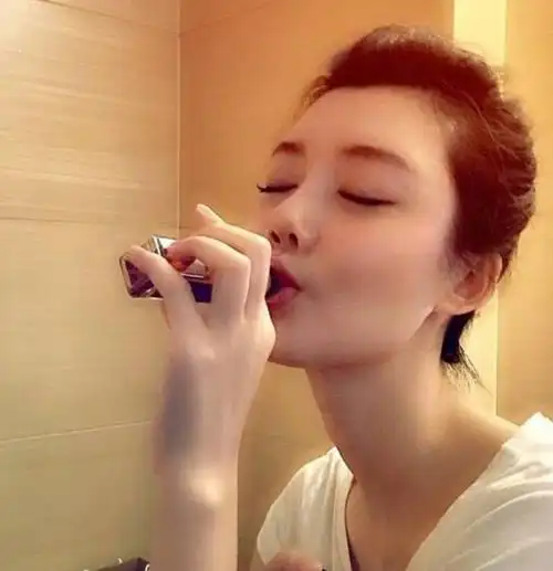 而且五官精致配上后面暗黄的灯光和车晓微微醉熏的表情,十分的好看