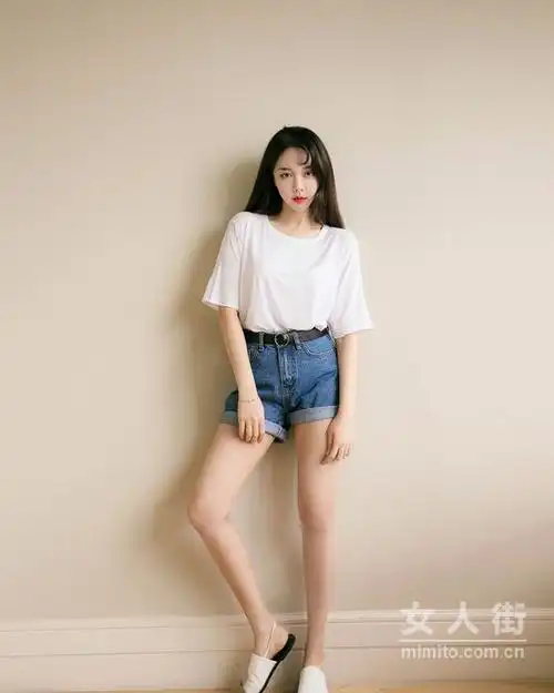 浅蓝色牛仔短裤搭配时尚穿搭秒变女神