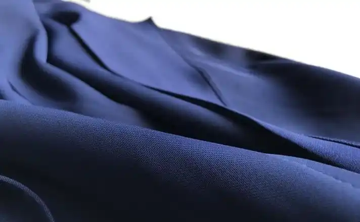 1藏青比藏蓝要浅一点,而黑色相对于藏蓝和藏青来说颜色更深一些.