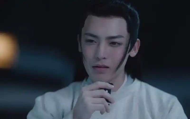 容瑕醉酒哭晕在班婳怀里