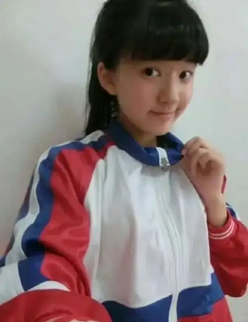 赵露思上小学时的毕业照