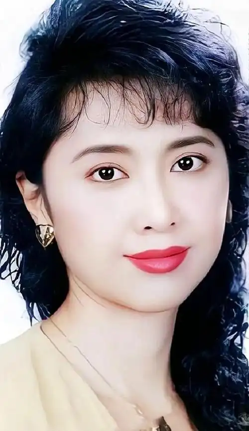 15张清晰的照片,见证了第一美女朱琳不同年龄段的美