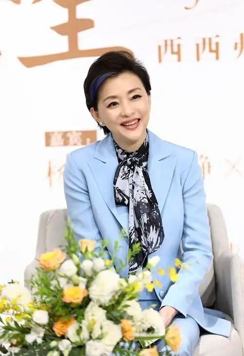 杨澜太有"品"了,西装配印花衫干练不失精致,挑染发色太潮了