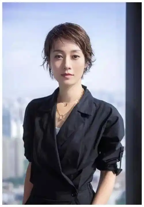 烫小卷发气质减龄,一身西装现身高级优雅_短发_女强人_黑色