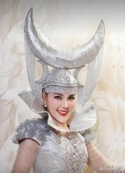 由此,乌兰图雅被戏称为"躲汉子"歌手,她的专业素养和把歌唱功夫受到