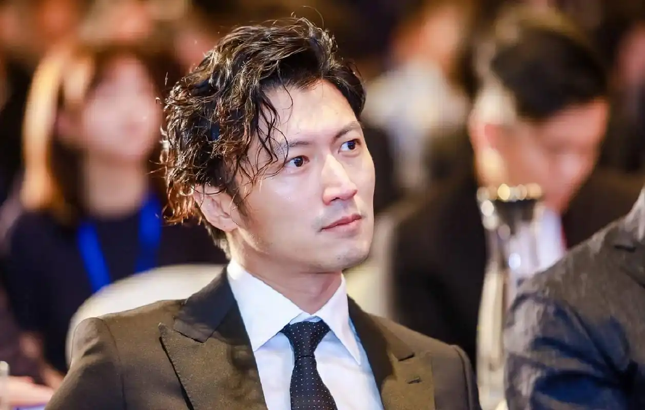 lucas18岁生日会,张柏芝订了把藏青色吉他蛋糕,谢霆锋在广东工厂把