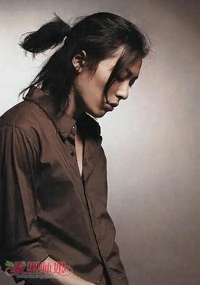 男生发型 男士长发 > 正文2017年,长脸男,中长烫发新潮潮流,鬓角处的