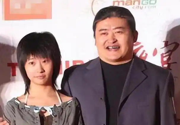 刘欢的妻子叫卢璐,两人认识仅9天就闪婚了.