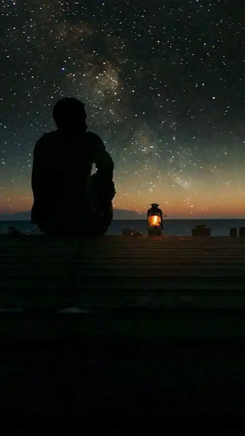 远离了尘世的喧嚣,逃脱了热闹的人群,迎来了夜的寂静,在这样一个安静