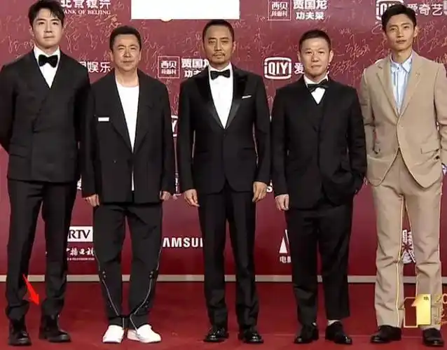 男星走红毯一样拼朱一龙鞋子搭配有玄机郑恺身高178还踩高跟