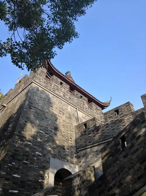 10 写美篇鼓楼是杭州古都的标志性建筑,古代为滨海敌楼,座落于吴山