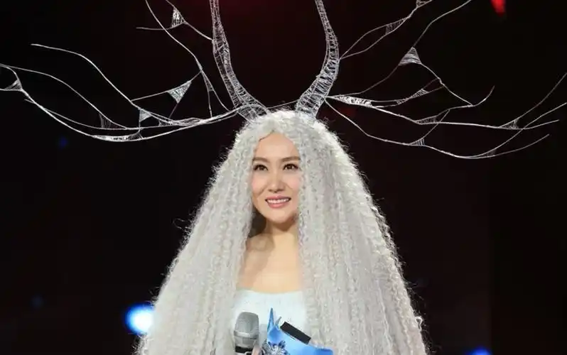 【蒙面唱将】开口跪!谭晶大魔王在《蒙面》 里的亮眼表现!