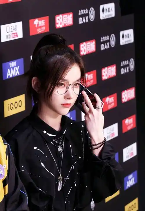 kpl最美女主持即将去lpl曾和鞠婧祎是队友官宣百天后离职