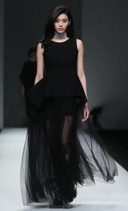 奚梦瑶走秀的时候一身黑色长裙气场十足,裙摆的薄纱设计让美腿若隐若