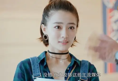 徐璐《极速青春》时尚俏皮 锁骨养眼choker抢镜