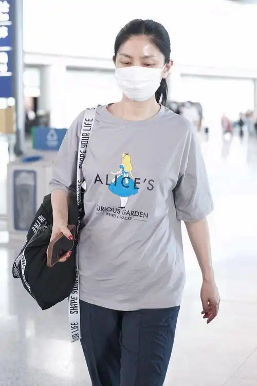 2021年7月10日,北京,胡可机场街拍. 挎包:shape your life