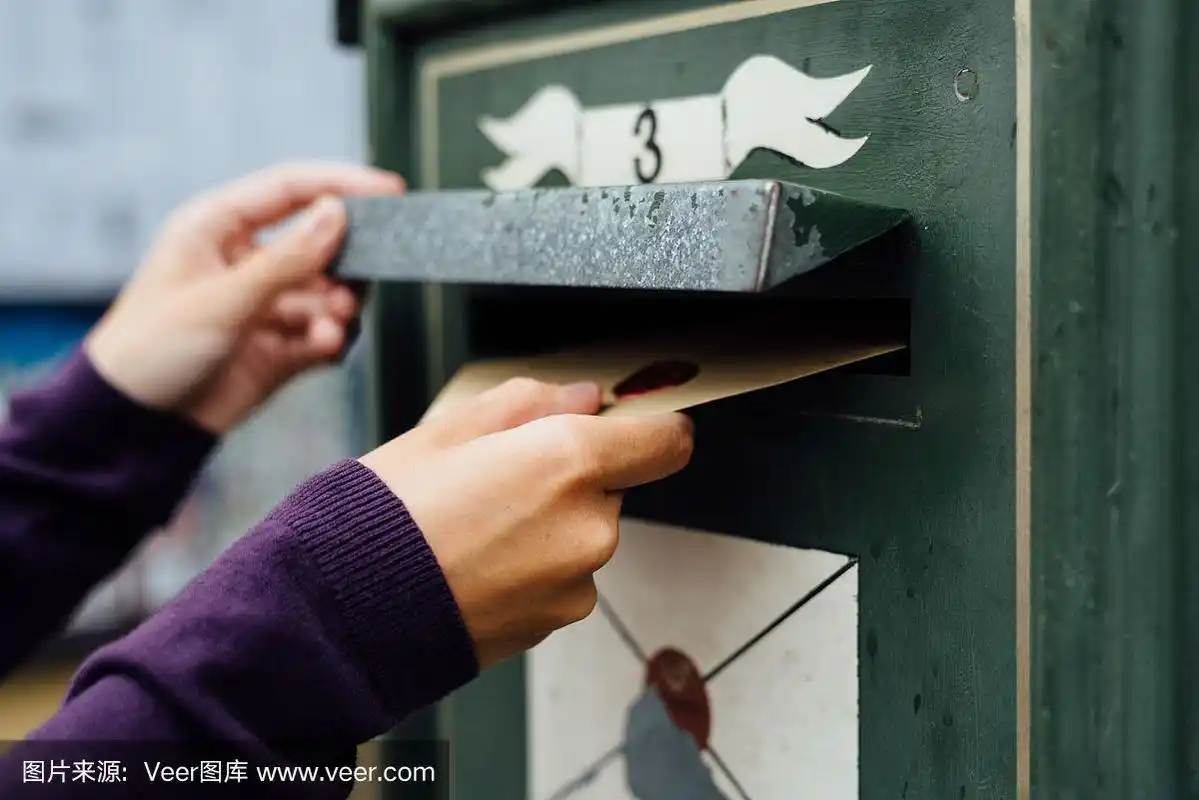 往街上的旧邮箱寄信