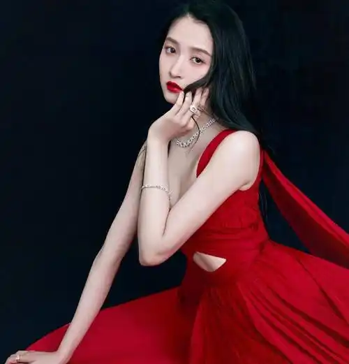 23岁关晓彤现身白玉兰颁奖礼,身段窈窕露小细腰,戴70万珠宝傍身