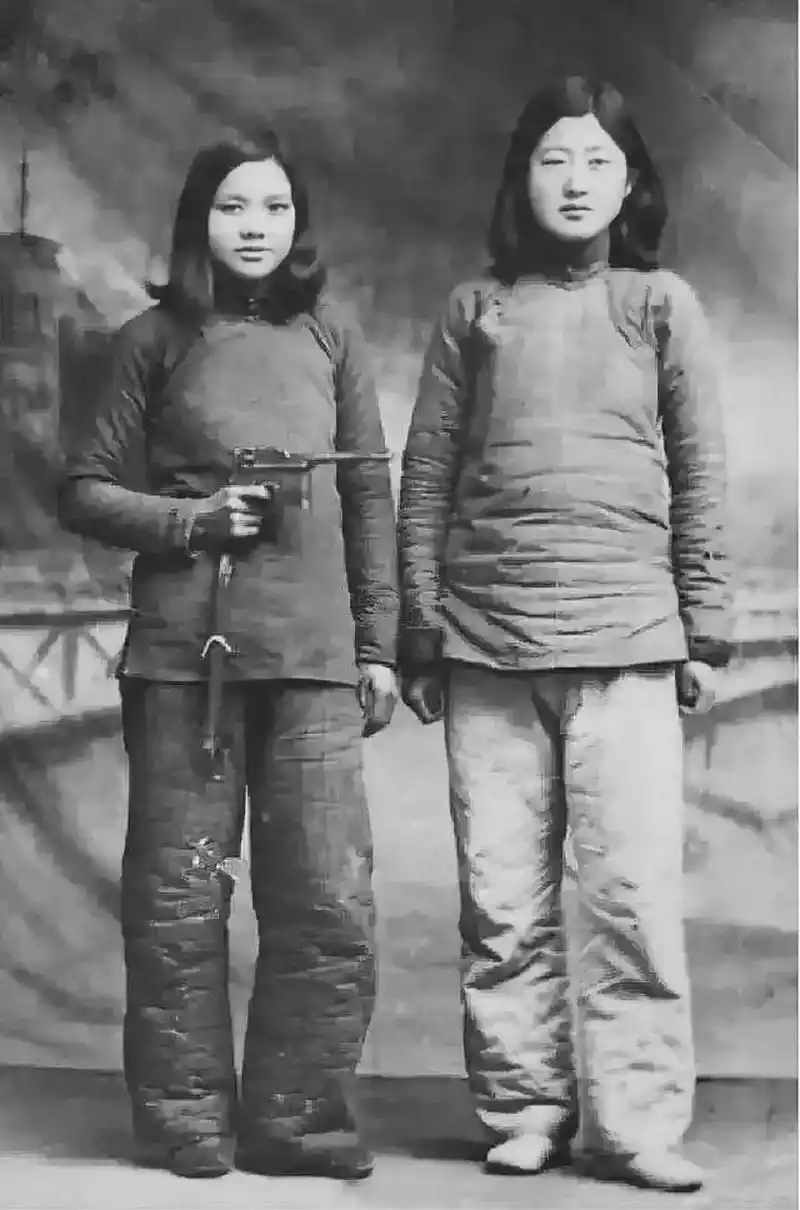 老照片|八路军女战士  两位英姿飒爽的八路军女战士,很像姐妹.
