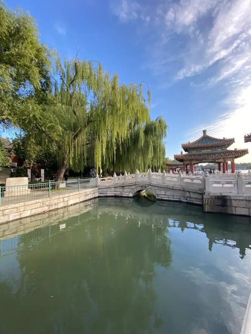 北海公园五龙亭 五龙亭,皇家气派十足,雍容大气,湖边盛景.