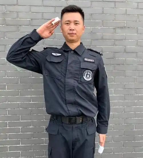 特警小哥比赛完惨遭拔衣,50万人集体围观!