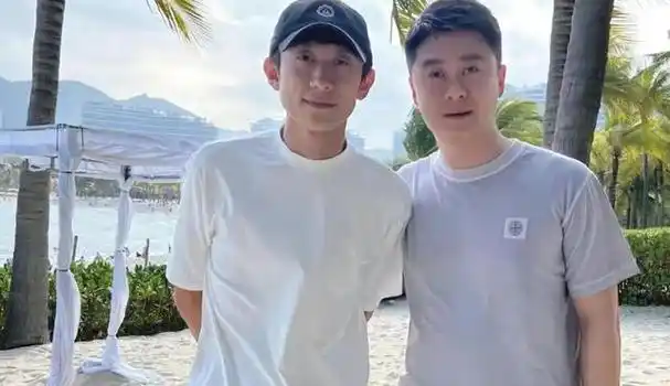 近日,一些网友分享了他们在三亚与张一山的合照,从照片中可以清晰地