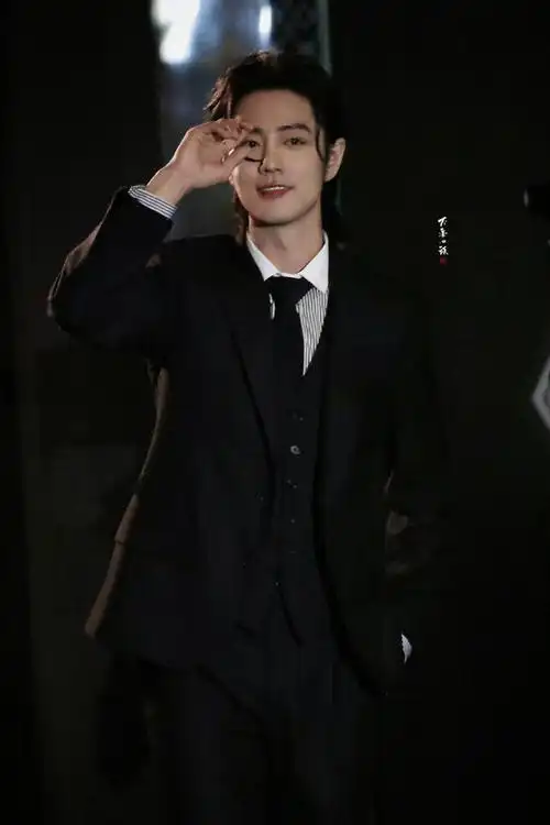 肖战   拉夫劳伦香氛##不要回头拍的肖战##肖战脱外套扯领带##肖战