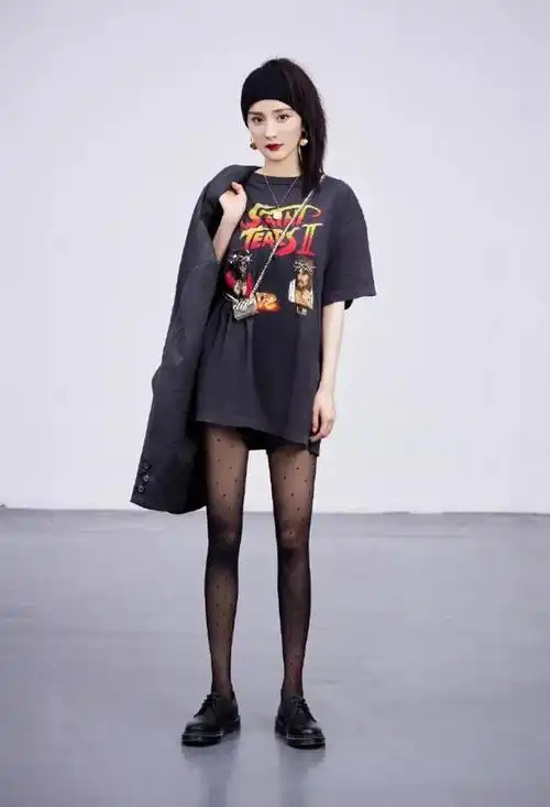 杨幂浑身上下都是焦点卡通t恤配巴掌大包包真是酷毙了