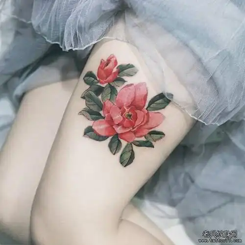 大腿彩色牡丹花纹身图案