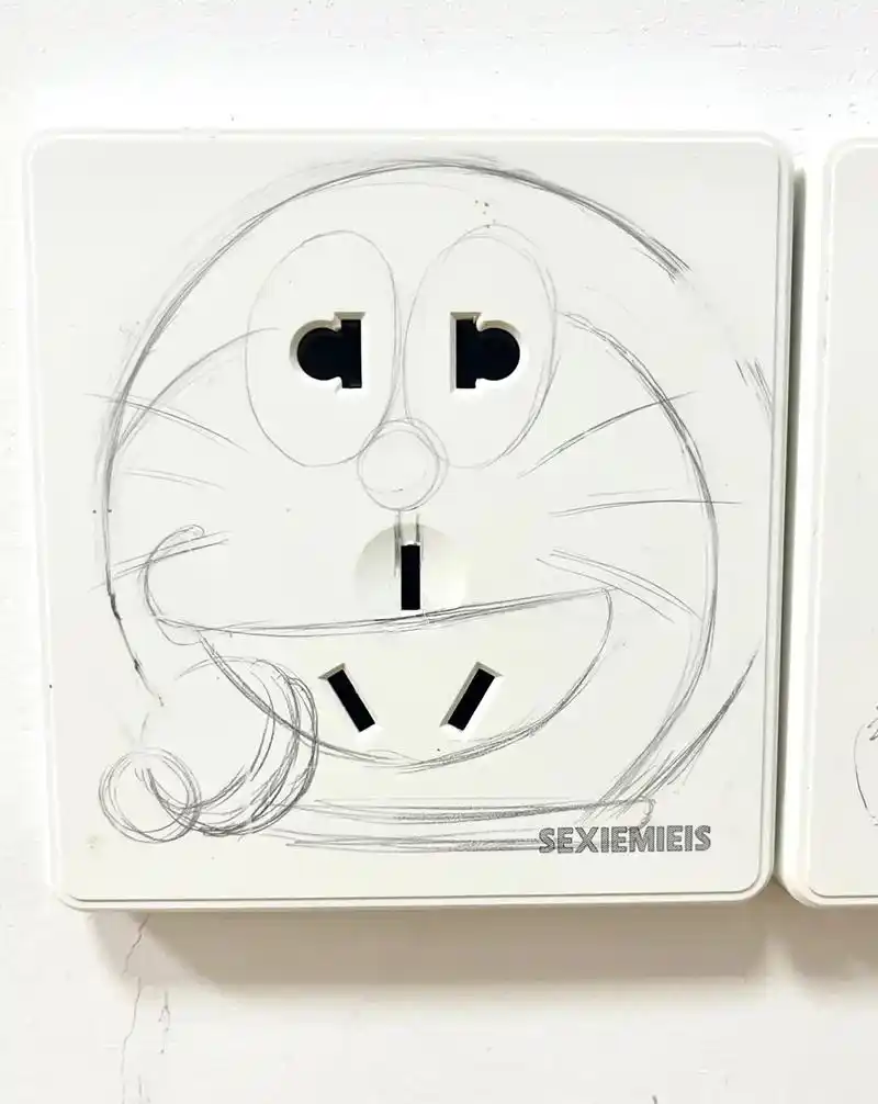 多啦a梦插座.下课又涂一只～果然还是红黄蓝经典#画画 #手绘 - 抖音