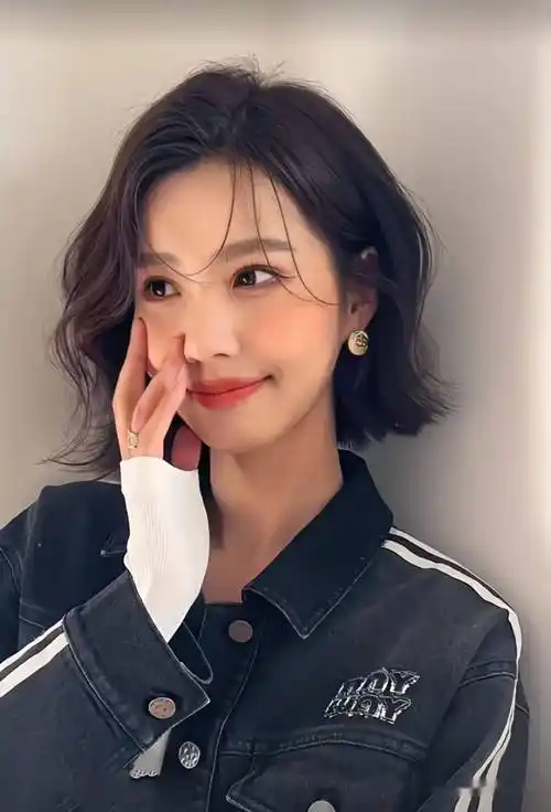 入春" 短烫发超减龄"_发型_中国_形象