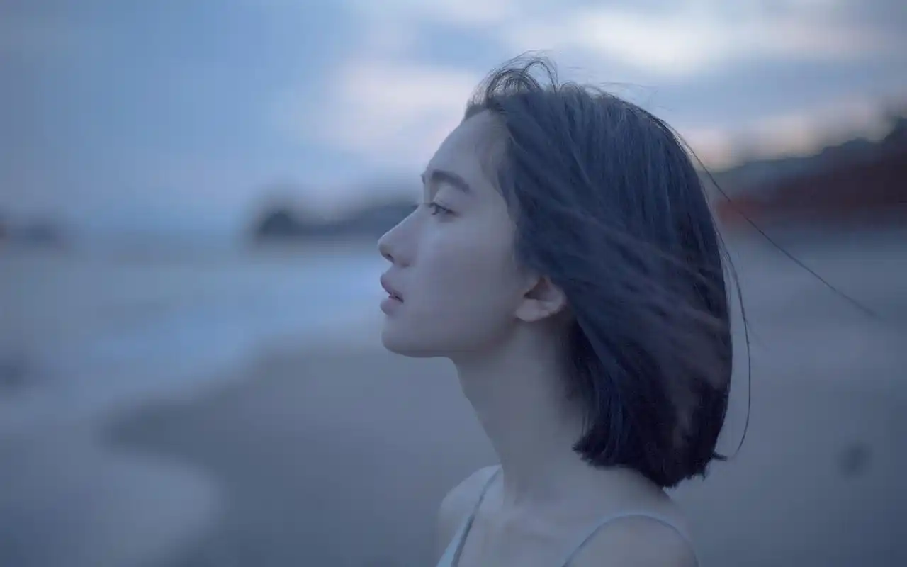 短发美女文艺洒脱写真图片桌面壁纸